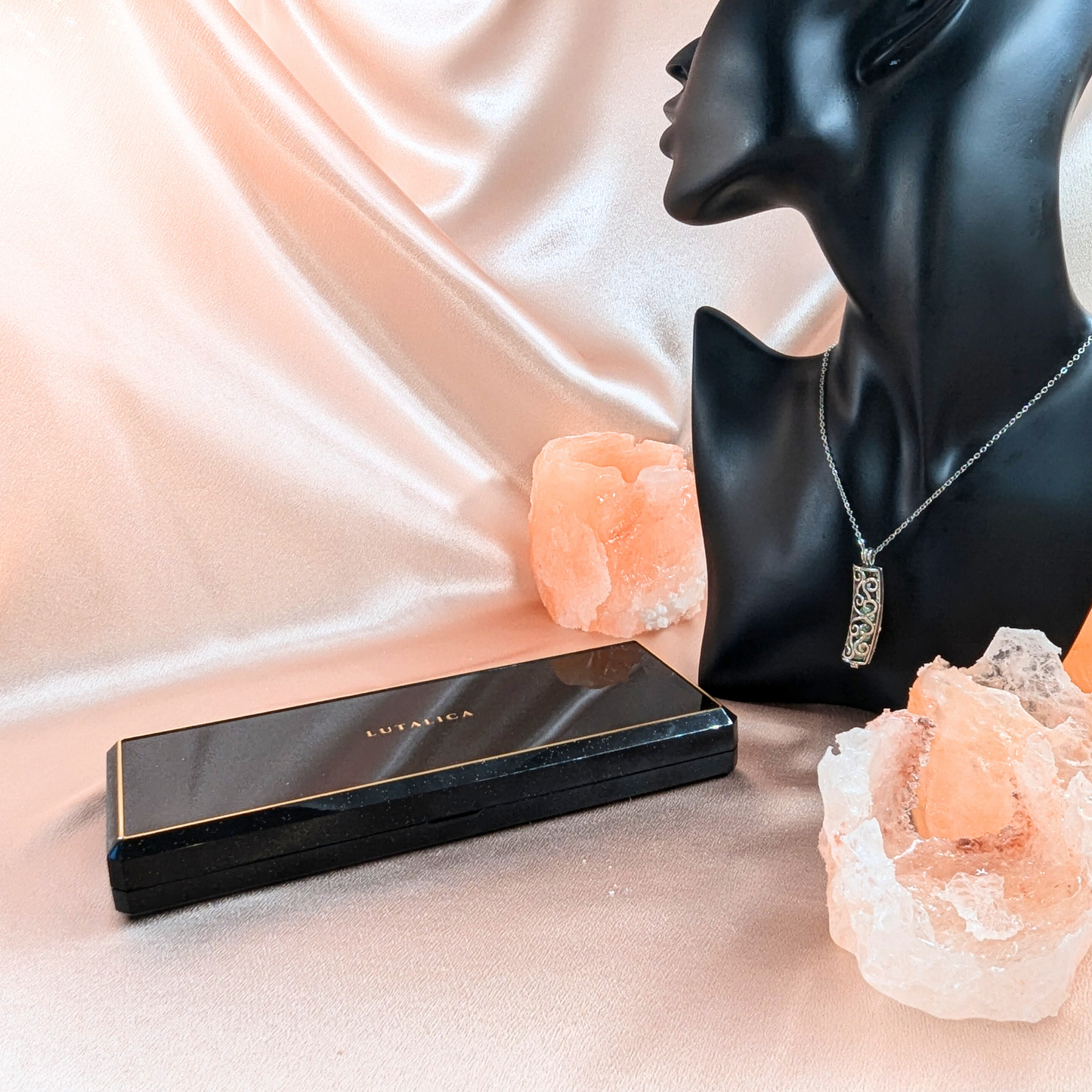 Aroma Necklace with Cylinder Pendant including 12 lava stones | Packaged in a luxurious jewelry box