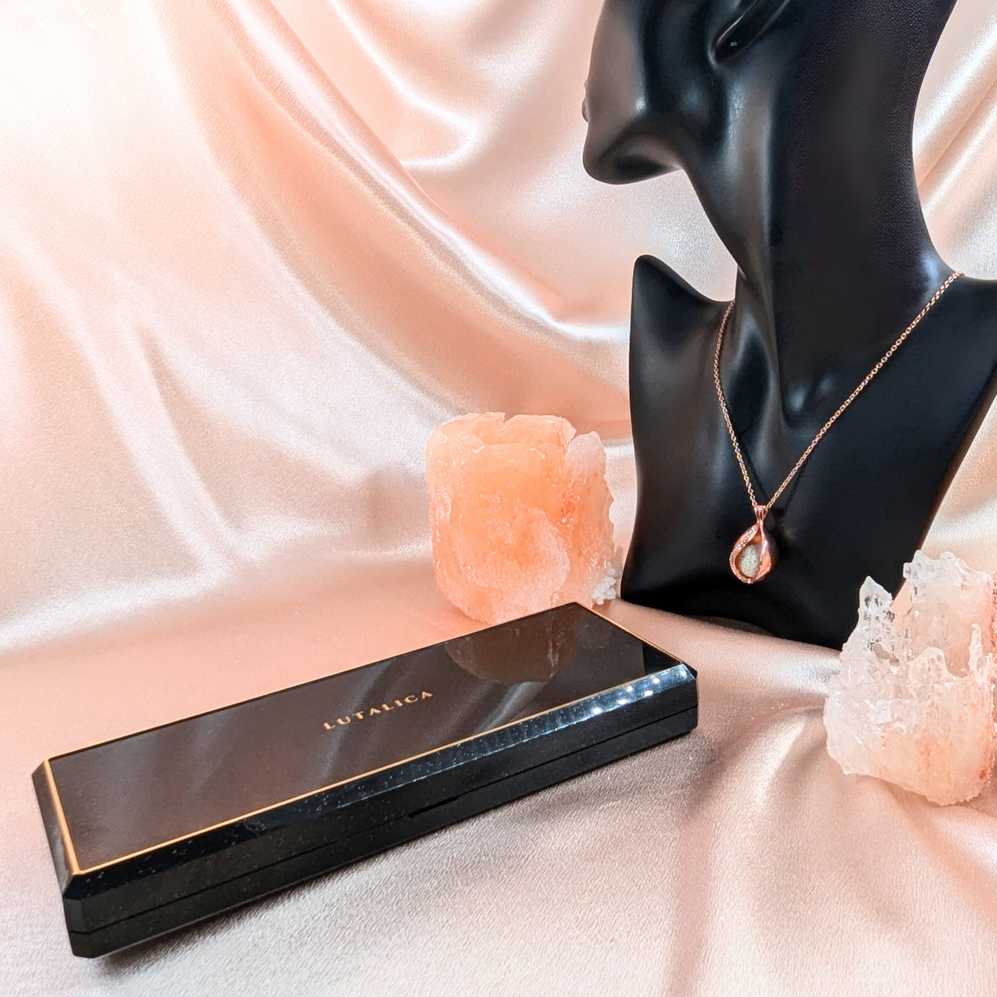 Aroma Necklace with Drop-shaped Pendant including 4 lava stones | Packaged in a luxurious jewelry box