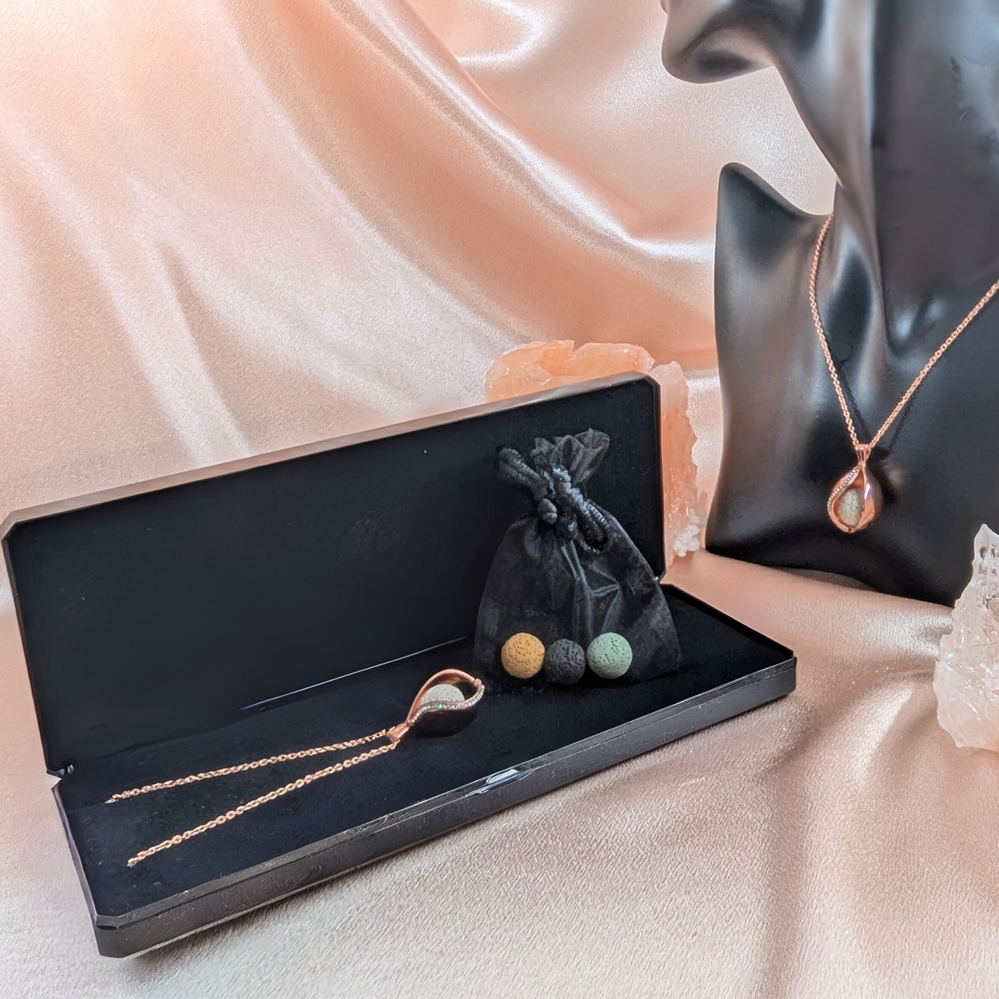 Aroma Necklace with Drop-shaped Pendant including 4 lava stones | Packaged in a luxurious jewelry box