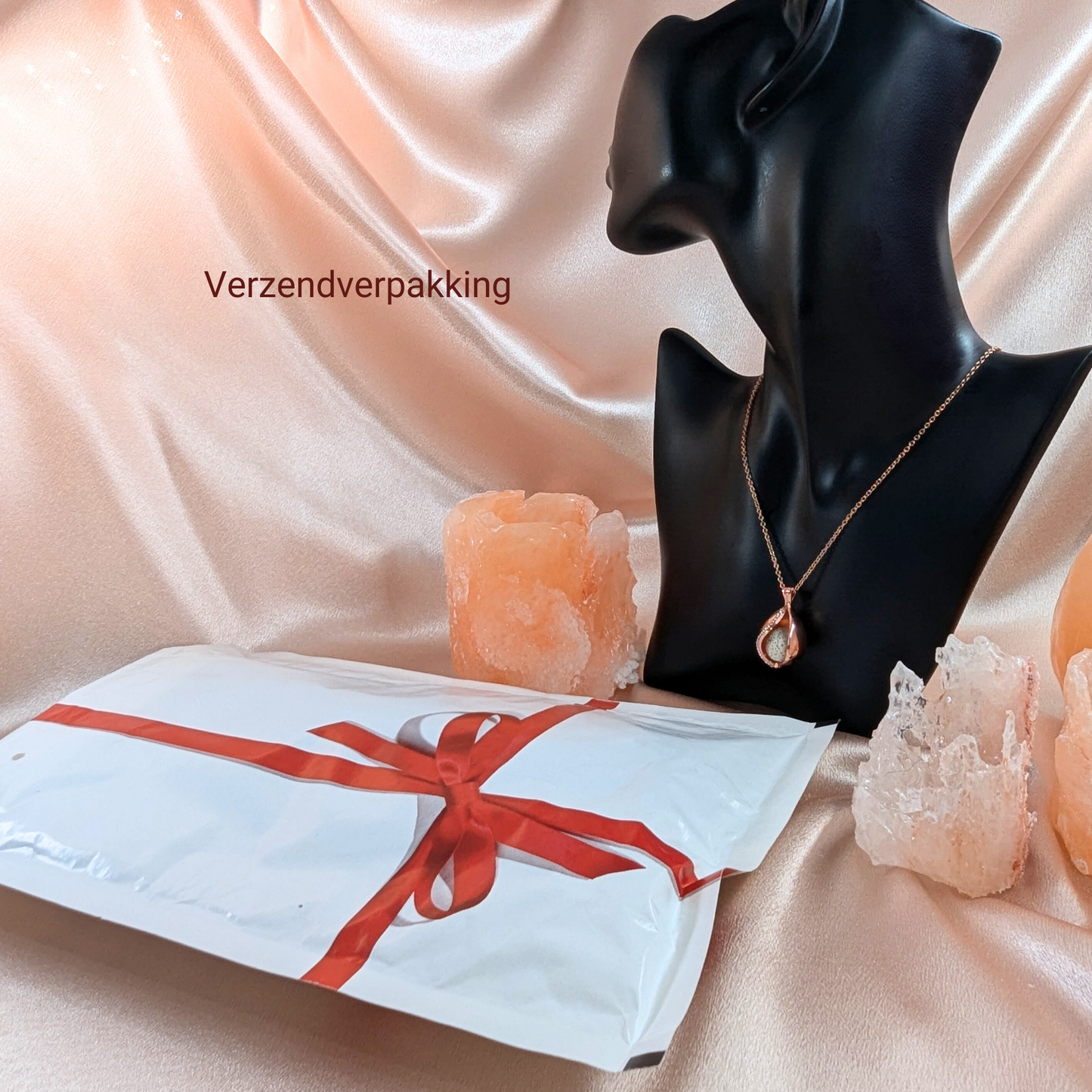 Aroma Necklace with Drop-shaped Pendant including 4 lava stones | Packaged in a luxurious jewelry box