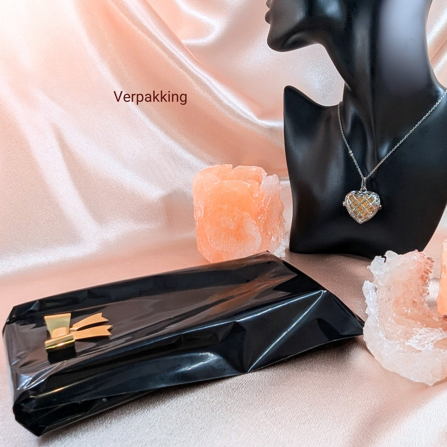Aroma Necklace with Heart-shaped Pendant including 4 lava stones | Packaged in a luxurious jewelry box