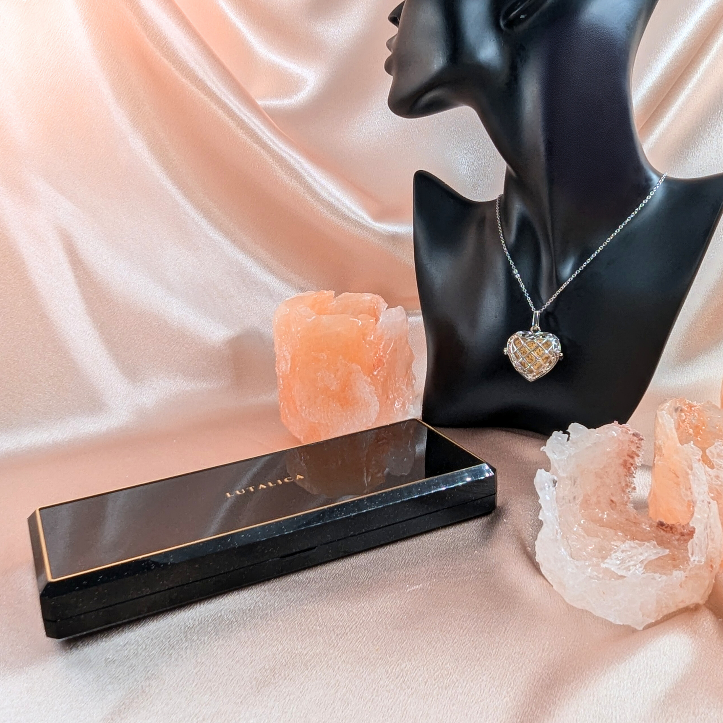 Aroma Necklace with Heart-shaped Pendant including 4 lava stones | Packaged in a luxurious jewelry box