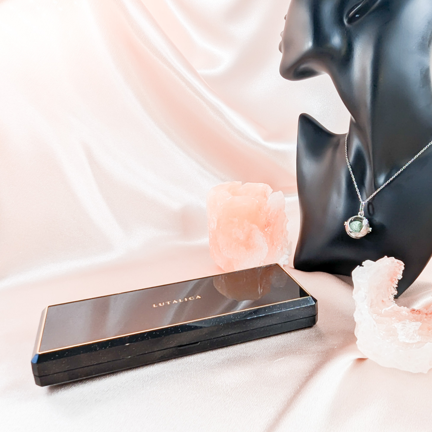 Aroma Necklace with Wing-shaped Pendant including 4 lava stones. | Packaged in a luxurious jewelry box