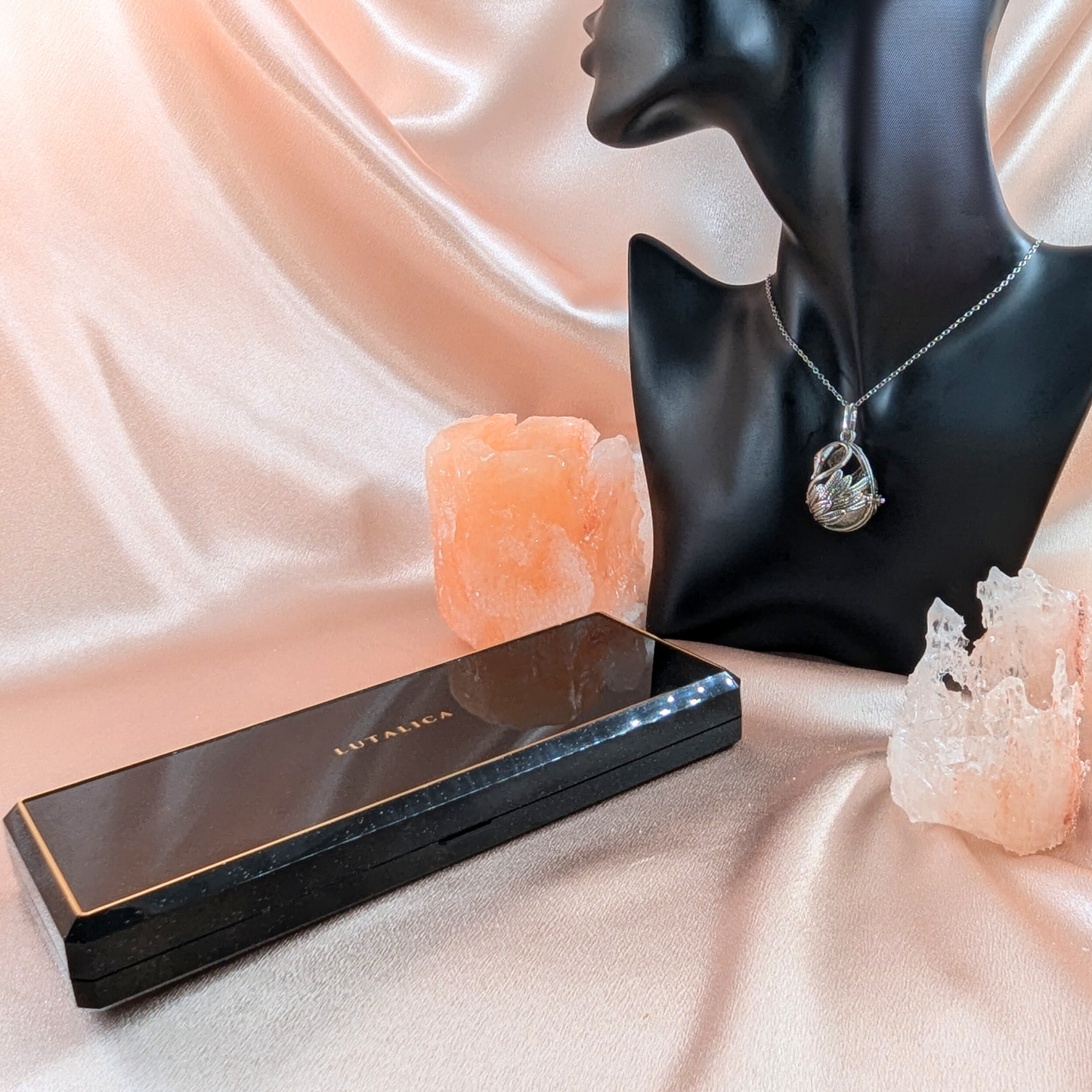 Aroma Necklace with Swan-shaped Pendant including 4 lava stones | Packaged in a luxurious jewelry box