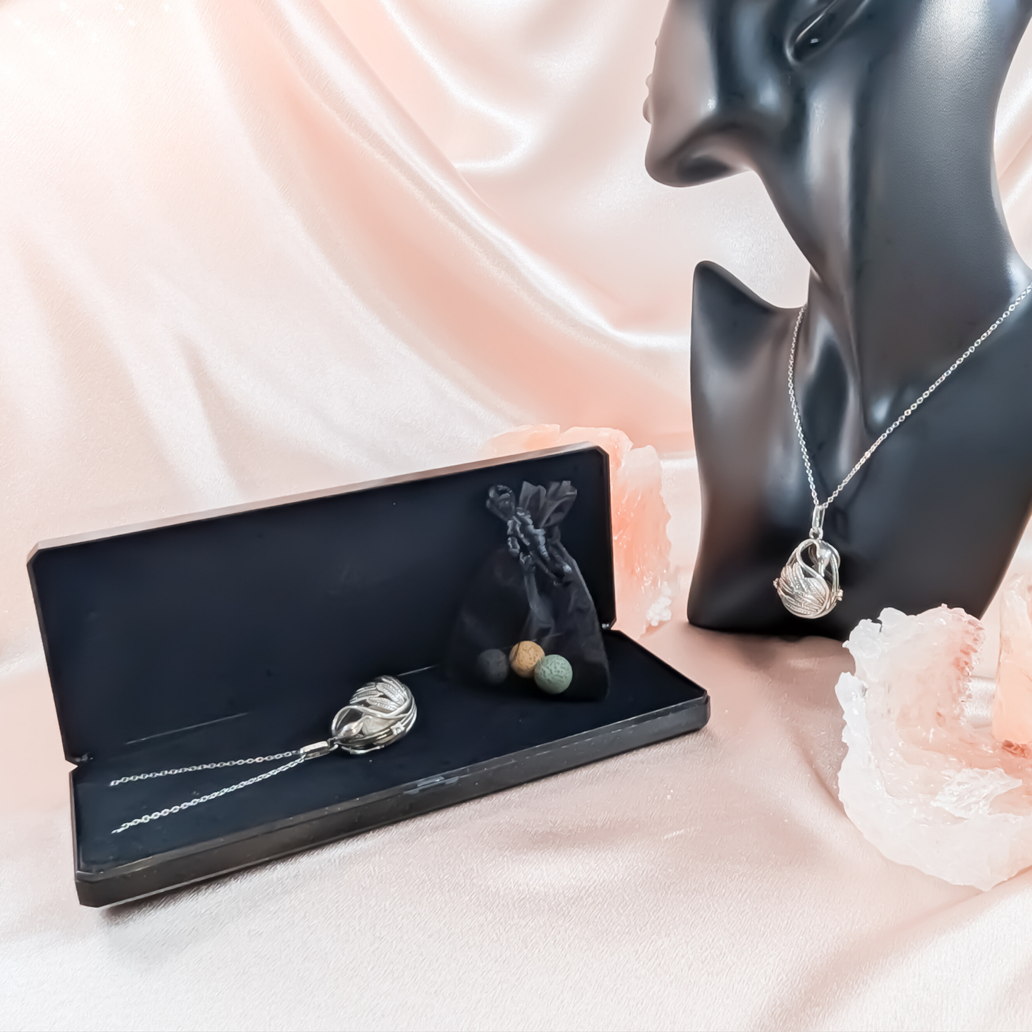 Aroma Necklace with Swan-shaped Pendant including 4 lava stones | Packaged in a luxurious jewelry box