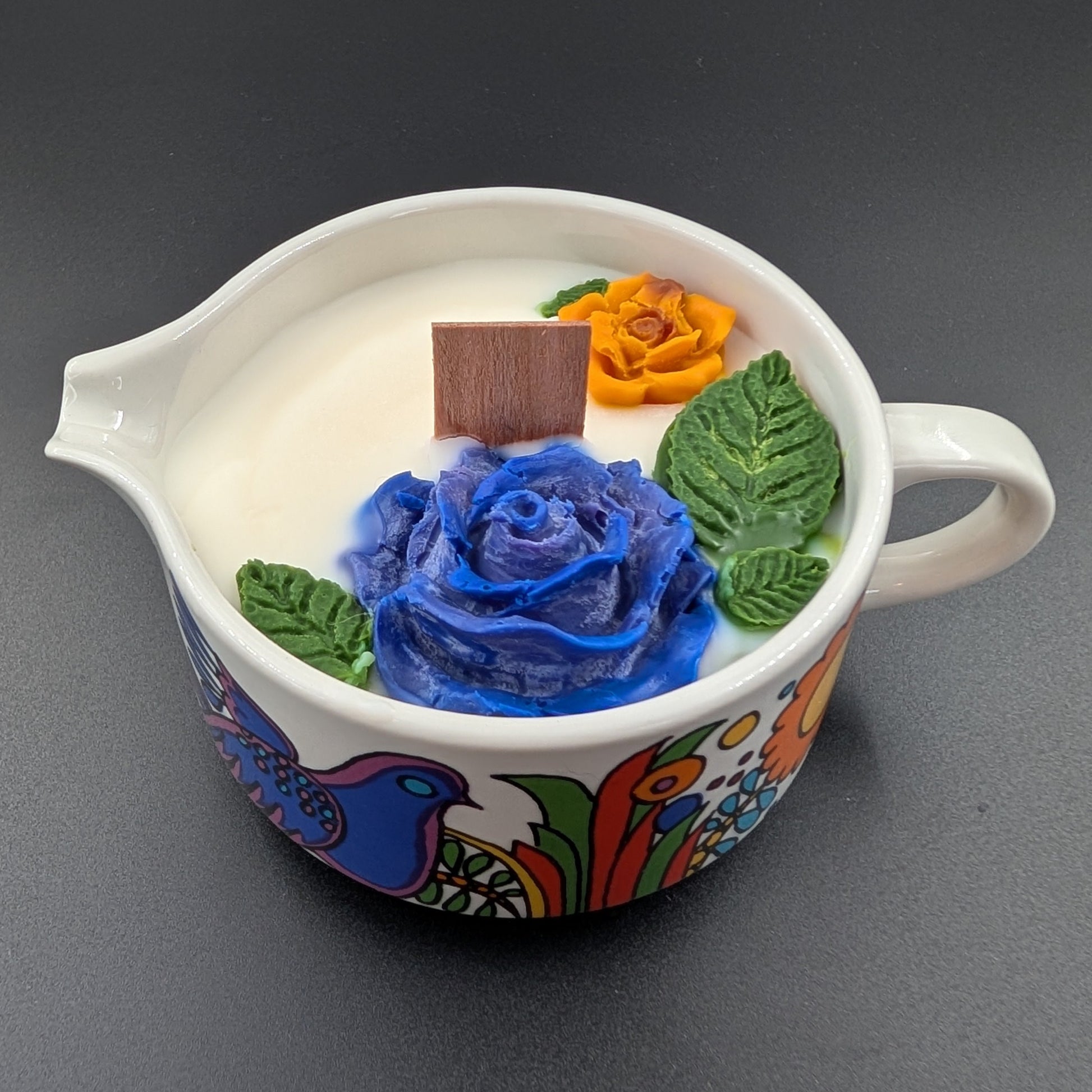 Vintage Villeroy & Boch Acapulco creamer. This scented candle is poured into an authentic Villeroy & Boch Acapulco creamer, marked “Made in Luxembourg” and featuring the iconic blue dove motif. The Acapulco pattern was designed in 1967 by Christine Reuter, inspired by Mexican folk art. Its vibrant birds and flowers are applied to porcelain in the elegant “Milano” shape, created by Ludwig Scherer. 