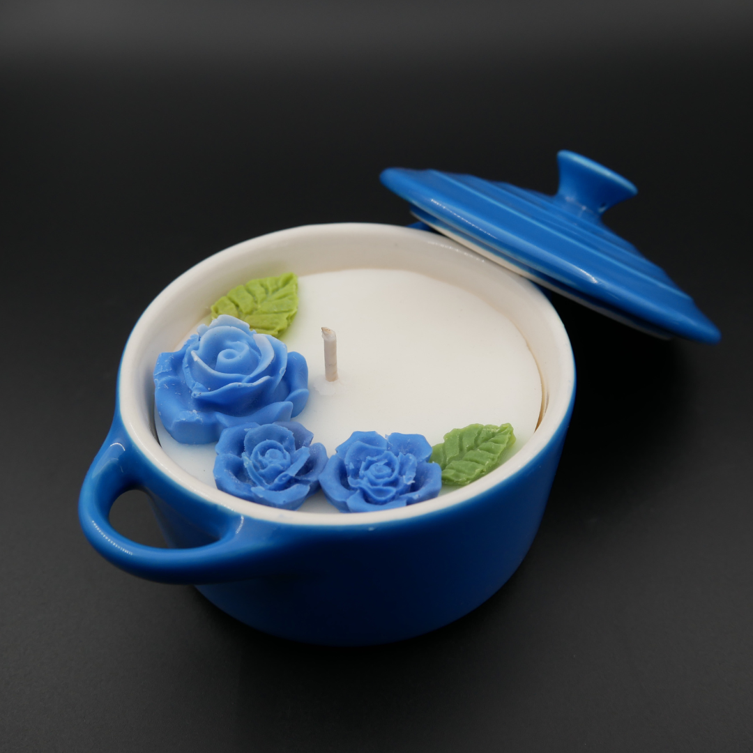 Rustic Blues - Handgemaakte geurkaars in mini ovenpot | Geur: Lutalica – Spa Day | Geleverd in geschenkverpakking
