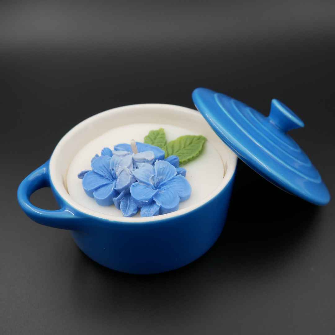 Rustic_Blues._Scented_candle_in_vintage_ovenpot