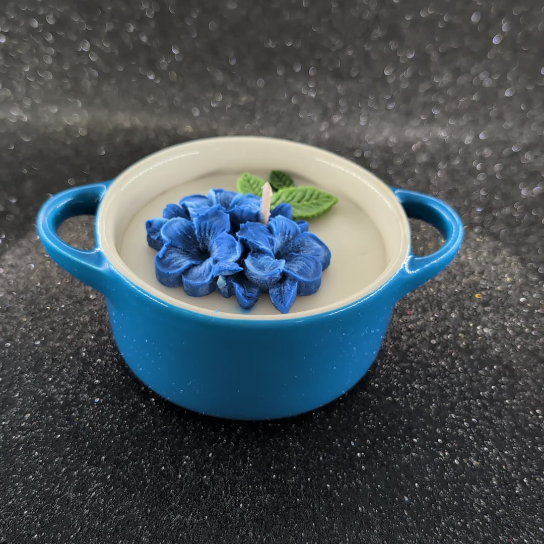 handmade_scented_candle_in_smaal_vintage_dutch_oven.rustic_blue v1